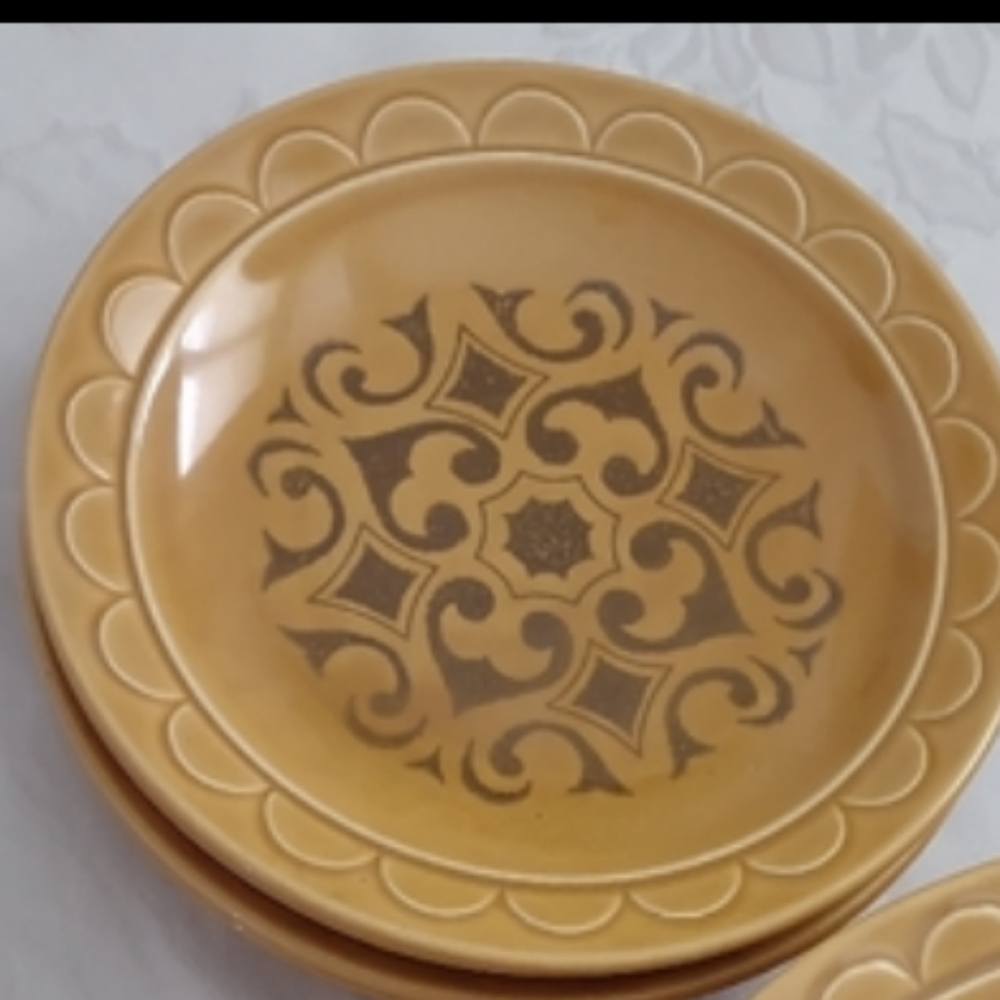 Vintage scallop embossed dinner plates Florentina Pattern